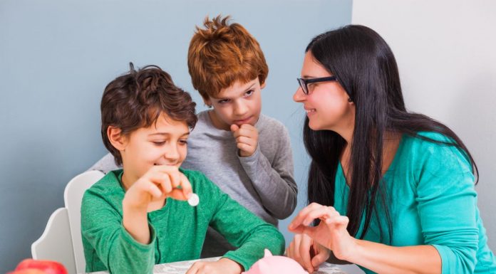 Invata copiii despre bani: Lectii financiare pentru fiecare varsta