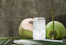 10 beneficii pentru sanatate ale apei de cocos