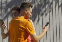 Este in regula sa verifici telefonul partenerului tau? Spoilere: nu