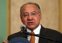 Fostul ambasador al SUA a fost condamnat la 15 ani de inchisoare pentru ca a servit ca agent secret pentru Cuba