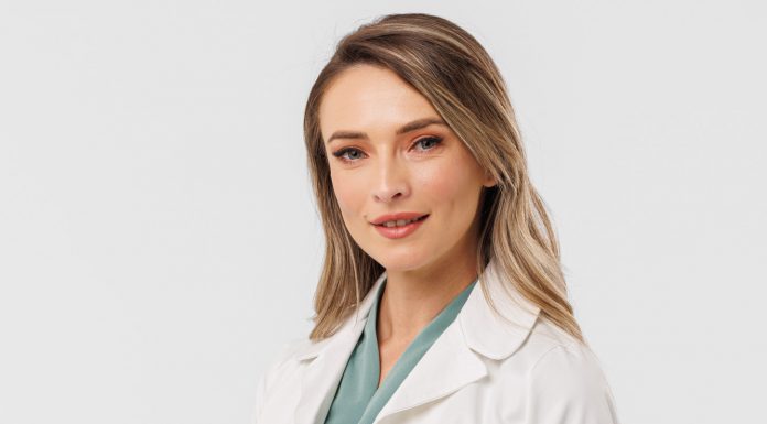 Tendințe în 2026 pentru halatele medicale: eleganță, tehnologie și identitate vizuală în lumea medicală modernă